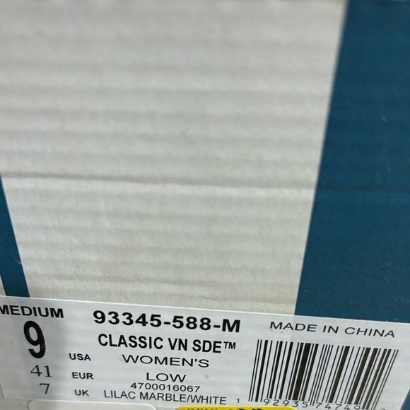 Brand new sneakers - Picture 2 of 2